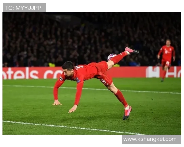 莱万重返德甲挑战旧主拜仁球迷怒斥其忘恩负义行为